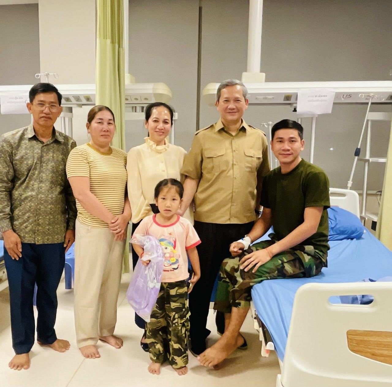 យុវជន ផា ស៊ីវផេង រៀនចប់អនុបណ្ឌិតច្បាប់ និងទទួលអាហារូបករណ៍ទៅរៀនក្រៅប្រទេស តែលះប​ង់ចោល សុខចិត្តចូលបម្រើទ័ពការពារទឹកដី និងឈរជើងនៅសមរភូមិប្រាសាទខ្នា