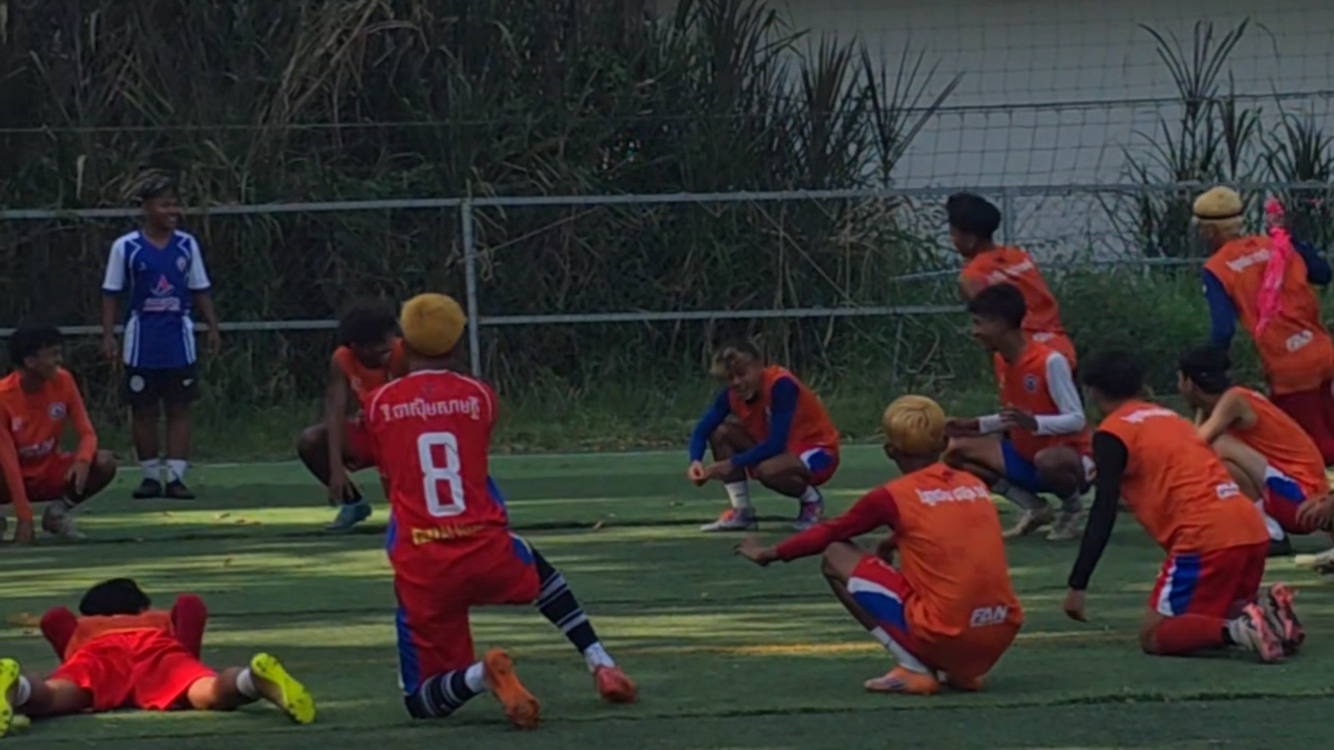 ក្រុមបាល់ទាត់វិទ្យាល័យ ជាស៊ីម សាមគ្គី បញ្ចូលល្បែងប្រជាប្រិយខ្មែរជាលំហាត់បង្កើនកម្លាំងកូនក្រុម