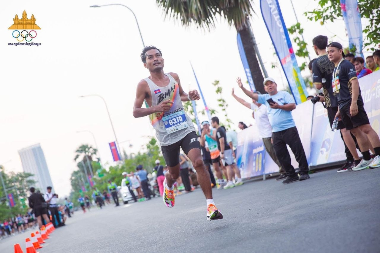 មុនរត់ចម្ងាយឆ្ងាយ២-៣ថ្ងៃ វ៉ាន់ ភារ៉ា បុកហូបអាហារប៉ូវច្រើន តែក៏តមរសជាតិហឹរ ជូរ និង គ្រឿងផ្អាប់