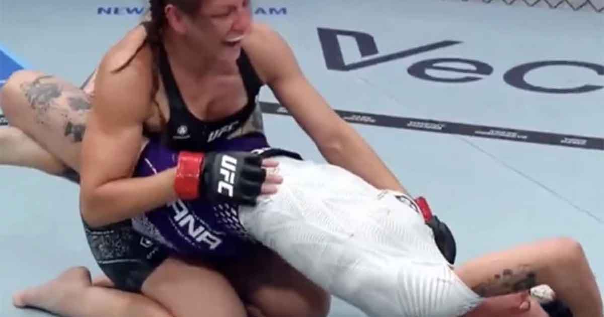 ប្រវត្តិសាស្ត្រថ្មីក្នុង UFC! កីឡាការិនី Alice Ardelean ប្រើក្បាច់ចម្លែកអស្ចារ្យ ‘Capsule Lock’ ឲ្យគូប្រកួតចុះចាញ់ ទាំងកំពុងរងការវាយសម្រុក